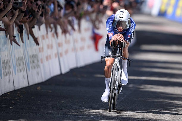 Mathieu Van der Poel recebe pesada multa após derrota para Tadej Pogacar no Tour de Suisse 1 girodociclismo.com.br van der poel fica perto da vitoria image