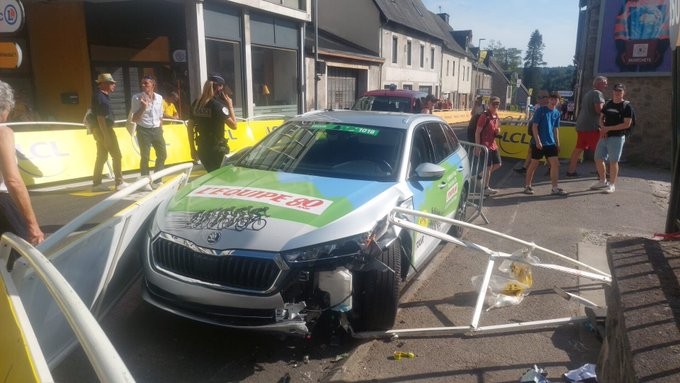 Tour de France 2026: Carro invade local destinado ao público e fere 8 pessoas, motorista pode ter sofrido mal súbito 2 girodociclismo.com.br acidente com carro de jornalistas deixa oito feridos na chegada da etapa em ussel image 1