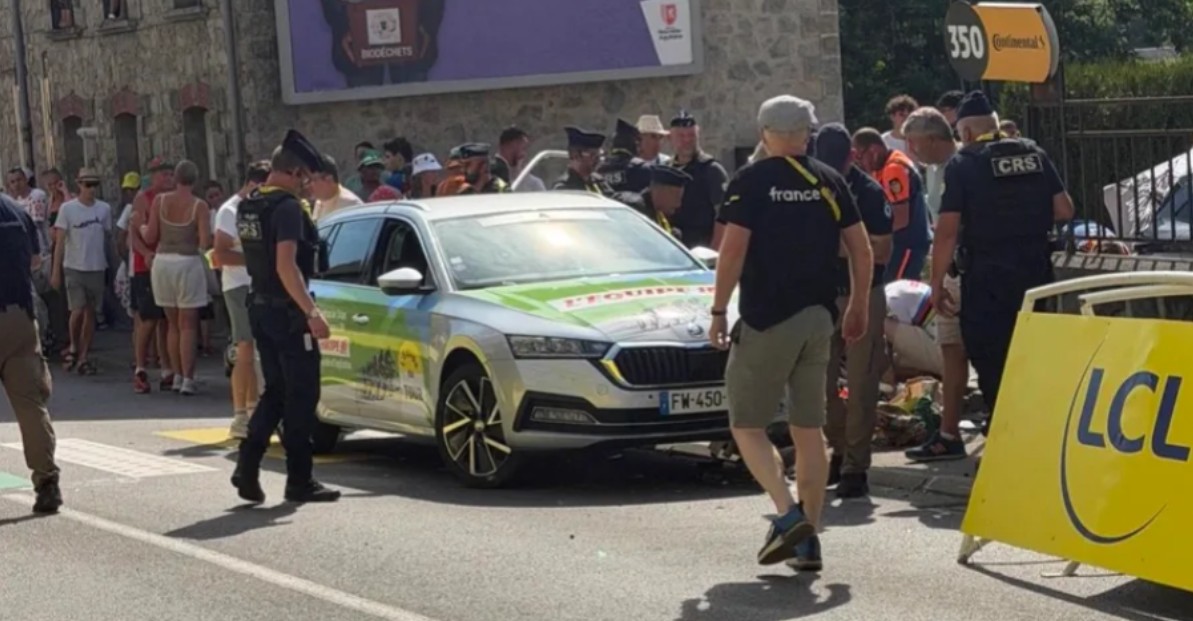Tour de France 2026: Carro invade local destinado ao público e fere 8 pessoas, motorista pode ter sofrido mal súbito 1 girodociclismo.com.br acidente com carro de jornalistas deixa oito feridos na chegada da etapa em ussel image