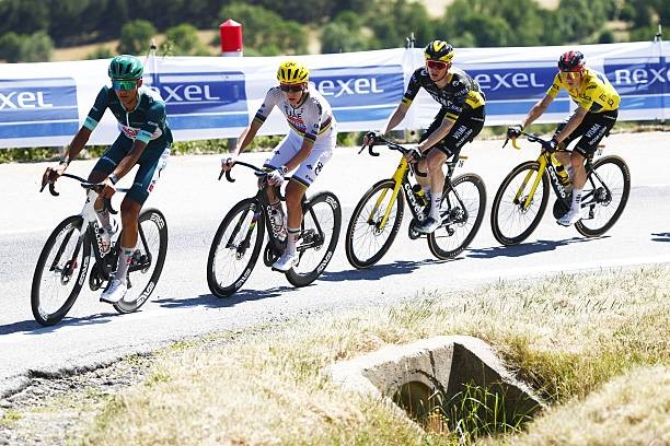 Alberto Contador vê indício de dificuldades de Jonas Vingegaard "aquele olhar após o ataque de Pogacar, pode ser um sintoma de fraqueza", assista o vídeo 4 girodociclismo.com.br contador ve indicio importante no duelo entre tadej pogacar e jonas vingegaard na 3a etapa do tour image 4