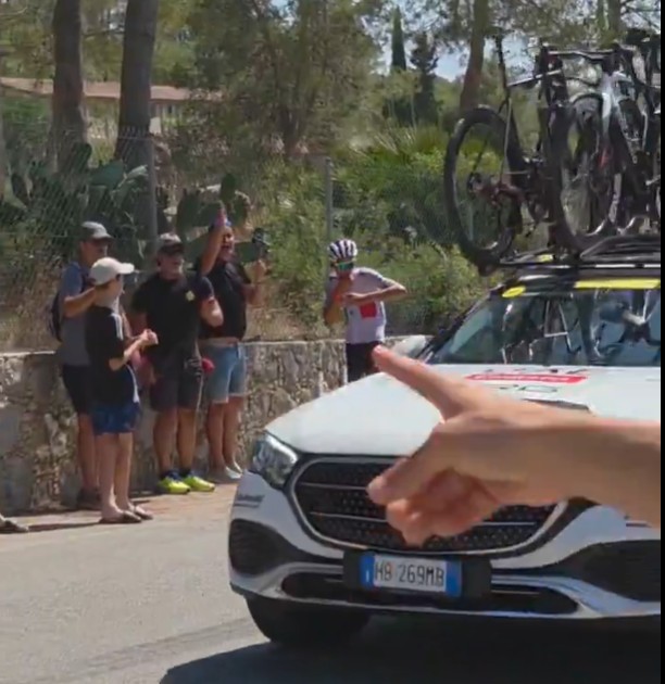 Tour de France 2026: Isaac del Toro agradece equipes rivais por ajuda após UAE Emirates não perceber problema, assista o vídeo 2 girodociclismo.com.br isaac del toro supera problema mecanico e agradece ajuda de equipes rivais no tour de france image 1