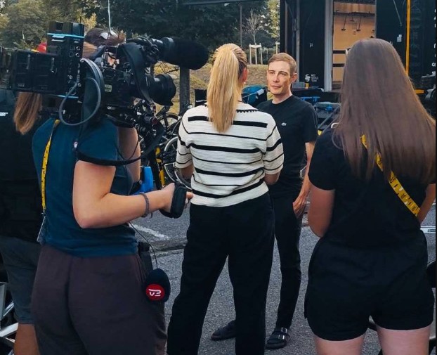 Visma-lease a Bike atualiza situação de Jonas Vingegaard "passará por uma cirurgia hoje", assista o vídeo 1 girodociclismo.com.br marc reef atualiza estado de jonas vingegaard e confirma cirurgia apos abandono do tour de france image