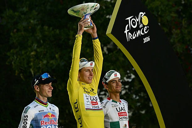 girodociclismo.com.br tadej pogacar celebra vitoria no tour de france e fala sobre a vuelta em 2 semanas posso estar pronto image 8
