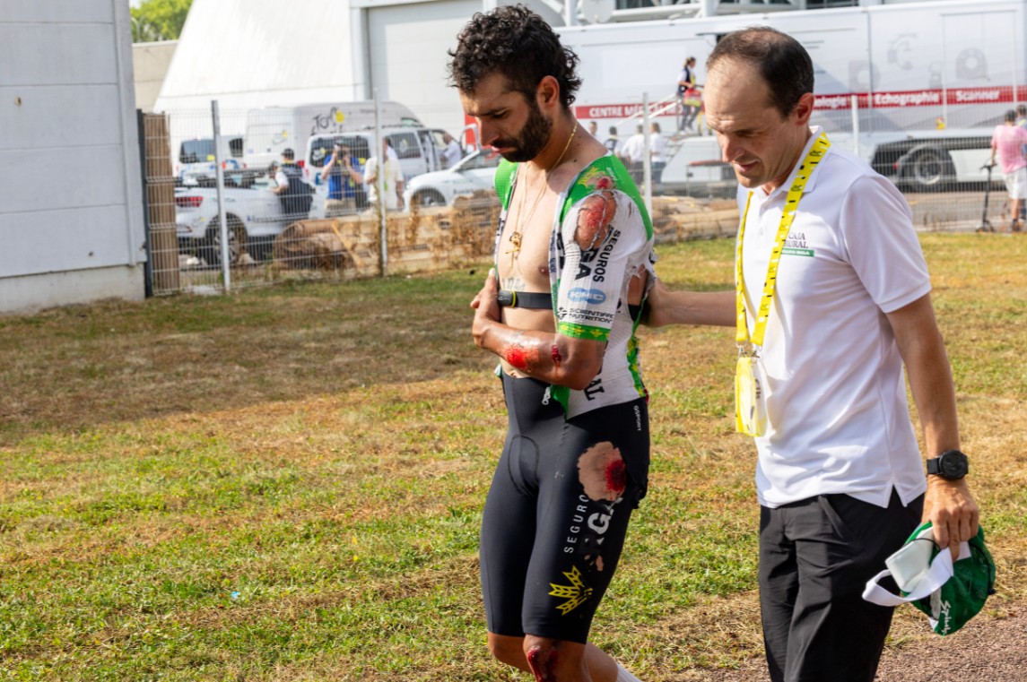 Tadej Pogacar lamenta a grande queda no Tour de France e projeta o final de semana "fiz um reconhecimento com o Isaac del Toro", assista o vídeo 3 girodociclismo.com.br tadej pogacar lamenta a grande queda no tour de france e projeta o final de semana image