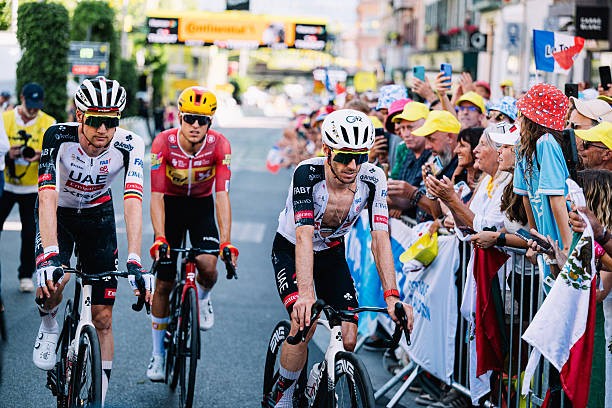 girodociclismo.com.br tadej pogacar mantem esperanca na recuperacao de adam yates ha uma chance de que ele se recupere assista o video image
