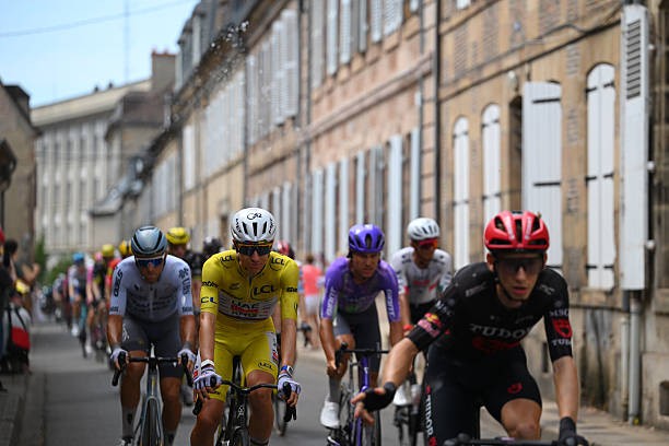 Tadej Pogacar revela que quase caiu nesta quarta-feira no Tour de France "eu realmente me borrei, me vi no chão" assista o vídeo 2 girodociclismo.com.br tadej pogacar revela que quase sofreu uma queda no tour de france eu realmente me borrei me vi no chao assista o video image