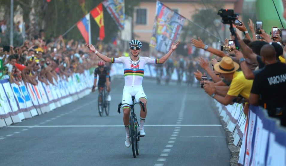 girodociclismo.com.br tadej pogacar triunfa no criterium de komenda diante de uma multidao image 1