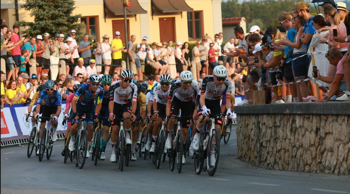 girodociclismo.com.br tadej pogacar vence o criterium de komenda diante de uma multidao melhor que o alpe dhuez confira os resultados e a chegada image 2