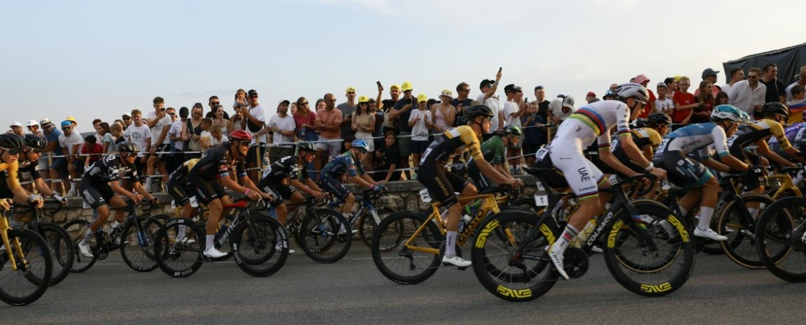 girodociclismo.com.br tadej pogacar vence o criterium de komenda diante de uma multidao melhor que o alpe dhuez confira os resultados e a chegada image 6