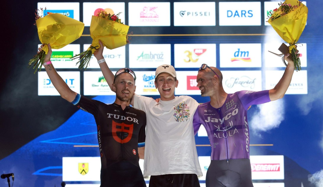 girodociclismo.com.br tadej pogacar vence o criterium de komenda diante de uma multidao melhor que o alpe dhuez confira os resultados e a chegada image 8