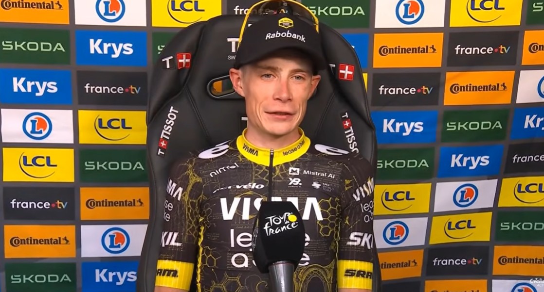 Tour de France 2026: Jonas Vingegaard fala após a vitória "depois de anos difíceis, é bom viver isso novamente", assista o vídeo 1 girodociclismo.com.br tour de france 2026 jonas vingegaard celebra o retorno a camisa amarela e um sonho que se torna realidade novamente image