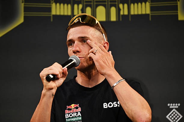 girodociclismo.com.br tour de france 2026 remco evenepoel demonstra irritacao em entrevista e seu eu dissesse voce e um jornalista ruim sei aonde voce quer chegar assista o video image