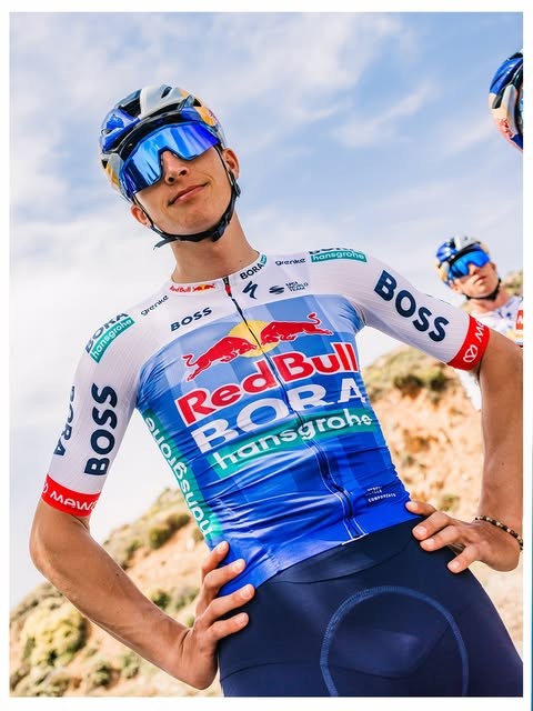 Tour de France 2026: Remco Evenepoel terá inusitado uniforme, Red Bull-BORA apresenta kit especial para a competição, assista o vídeo 3 girodociclismo.com.br tour de france 2026 remco evenepoel tera inusitado uniforme na competicao bull bora apresenta kit inspirado no numero 13 image 2