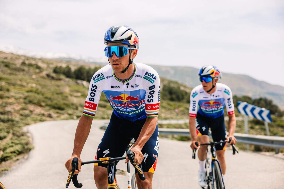 Tour de France 2026: Remco Evenepoel terá inusitado uniforme, Red Bull-BORA apresenta kit especial para a competição, assista o vídeo 1 girodociclismo.com.br tour de france 2026 remco evenepoel tera inusitado uniforme na competicao bull bora apresenta kit inspirado no numero 13 image