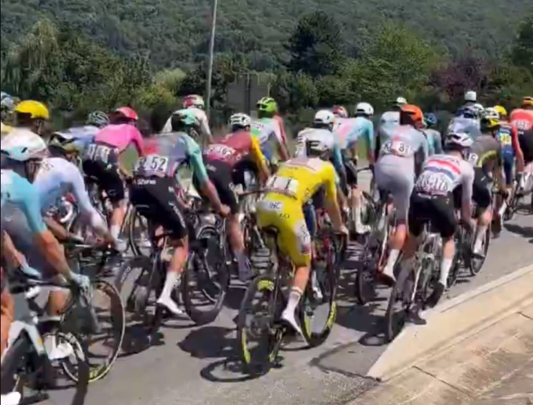 girodociclismo.com.br tour de france 2026 tadej pogacar escapa por pouco de queda coletiva assista o video image 2