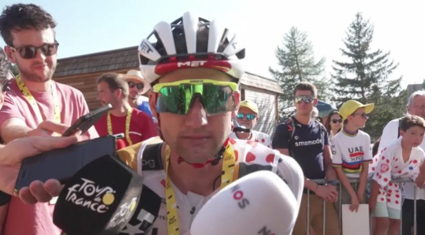 Tour de France: Ciclista da UAE chega em último lugar e revela doença "em qualquer outra corrida, eu desistiria" diretor contradiz atleta, assista o vídeo 2 girodociclismo.com.br tour de france ciclista da uae chega em ultimo lugar e revela doenca em qualquer outra corrida eu desistiria diretor contradiz ciclista assista o video image 2