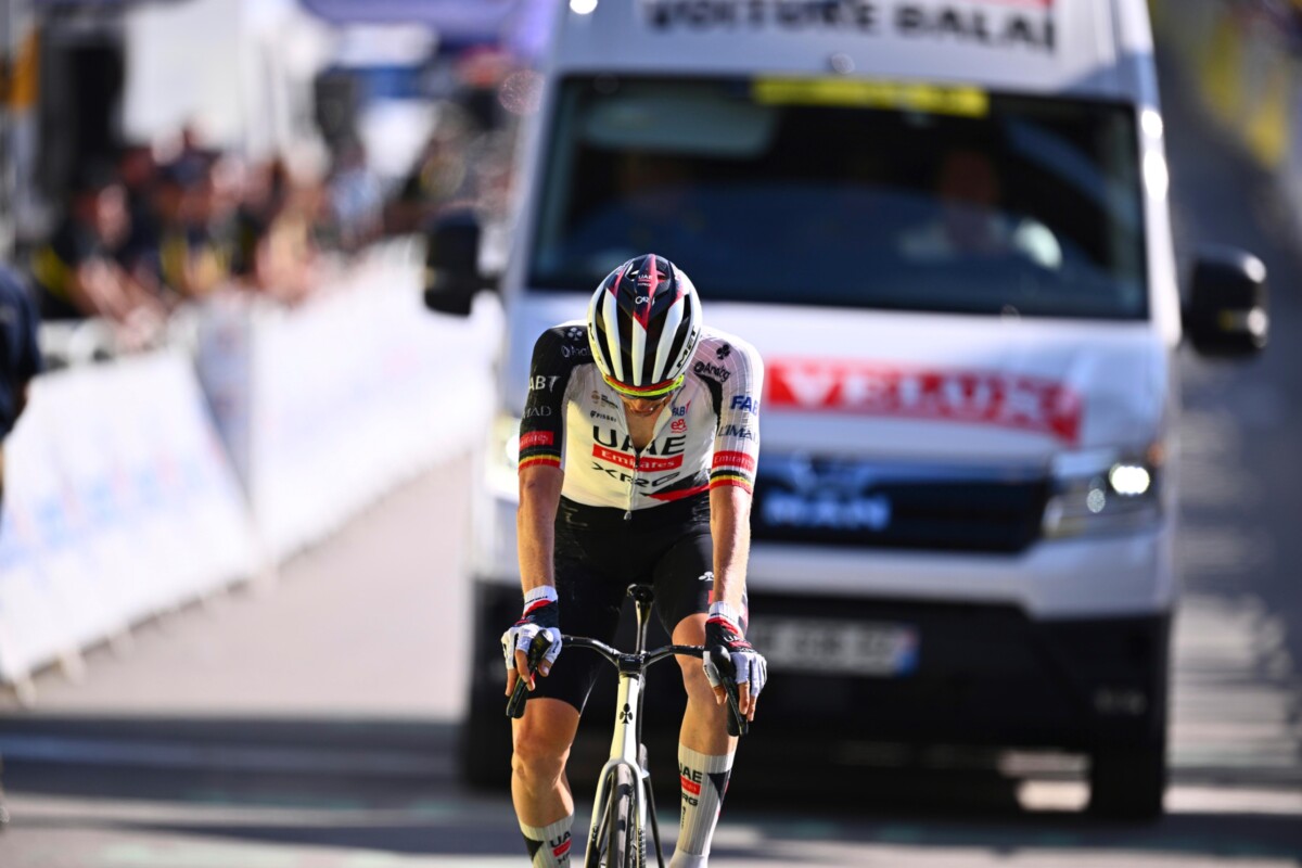 Tour de France: Ciclista da UAE chega em último lugar e revela doença "em qualquer outra corrida, eu desistiria" diretor contradiz atleta, assista o vídeo 1 girodociclismo.com.br tour de france ciclista da uae chega em ultimo lugar e revela doenca em qualquer outra corrida eu desistiria diretor contradiz ciclista assista o video image