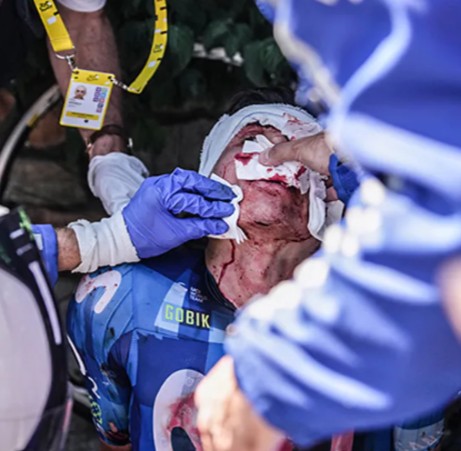 girodociclismo.com.br tour de france ciclista sofre grave acidente ao chocar se com carro da uae emirates e e transferido de helicoptero assista os videos image