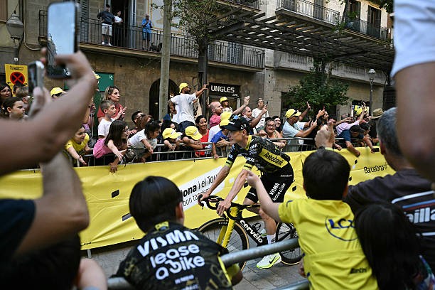 Tour de France: Jonas Vingegaard analisa primeiras etapas e brinca sobre pernas sem depilar "economiza 20 watts", assista o vídeo 3 girodociclismo.com.br tour de france jonas vingegaard demonstra confianca e brinca sobre pernas sem depilar economiza 20 watts assista o video image 4