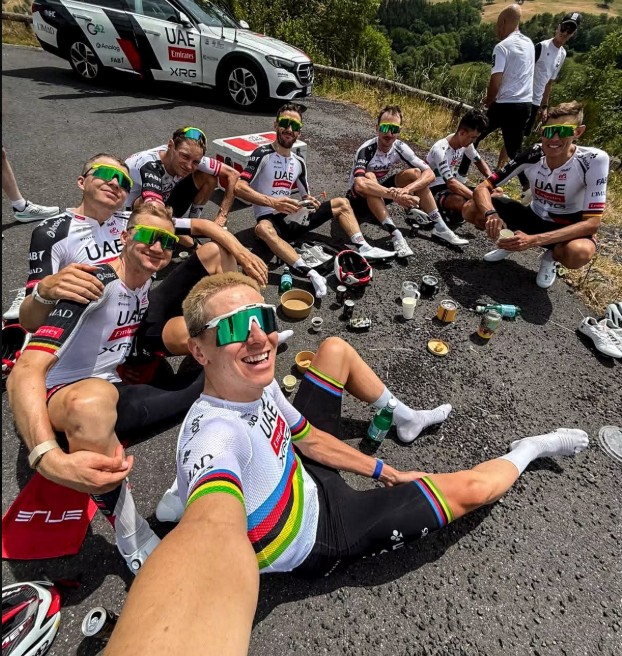 UAE Emirates enfrenta problemas com o ar condicionado no dia descanso no Tour e Tadej Pogacar treina contrarrelógio, assista os vídeos