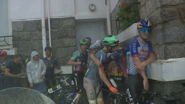 Vuelta a España: Wout van Aert descreve o caos na 3ª etapa "primeiro me abriguei em uma van, depois em um hotel" 1 girodociclismo.com.br caos nos pirineus image 5
