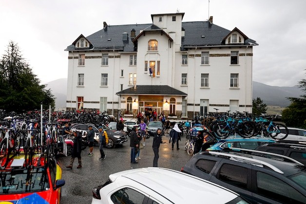 Vuelta a España: Wout van Aert descreve o caos na 3ª etapa "primeiro me abriguei em uma van, depois em um hotel" 2 girodociclismo.com.br caos nos pirineus image