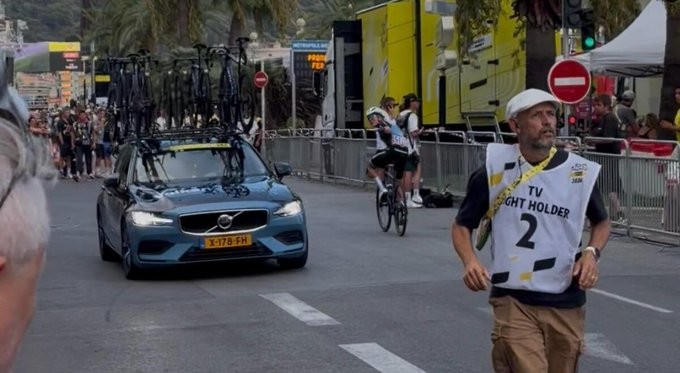 Cena inusitada no Tour de France Femmes: Ciclista erra percurso e organização admite erro, assista o vídeo 1 girodociclismo.com.br cena inusitada no final do tour de france femmes ciclista erra percurso organizacao em nice image 2