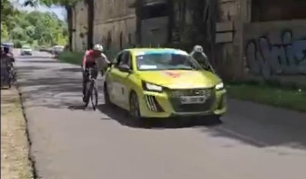 Ciclista é expulso e multado de competição após "carona" no carro da equipe, situação repete caso de 2025, assista os vídeos 1 girodociclismo.com.br ciclista e multado e expulso de competicao apos trapaca situacao repete caso acontecido em 2025 assista os videos image