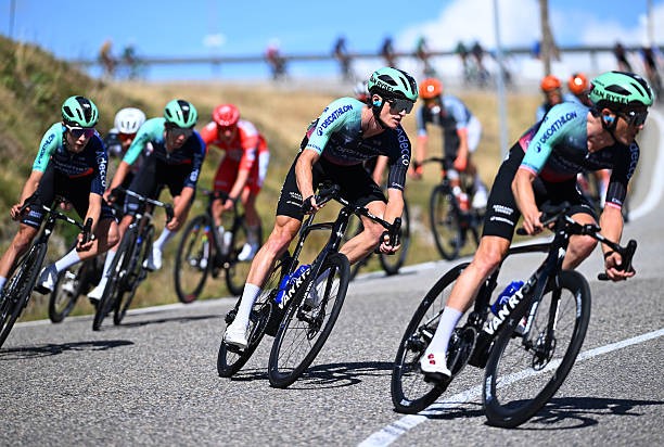 Diretor do WorldTour vê fragilidade em Tadej Pogacar na Vuelta "com vento lateral tudo pode acontecer", assista o vídeo 2 girodociclismo.com.br diretor do worldtour ve fragilidade em tadej pogacar na vuelta com vento lateral tudo pode acontecer assista o video image 4