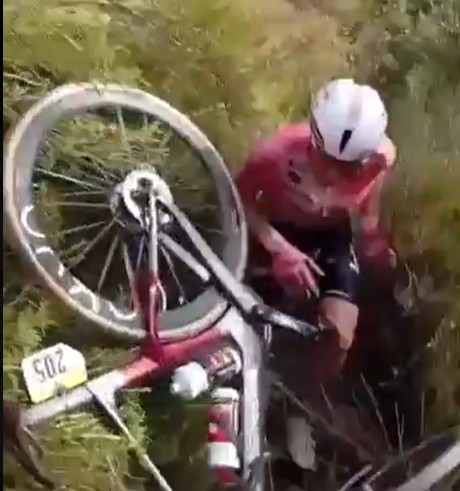 Vuelta a España 2026: Queda e momentos de tensão no local onde Tadej Pogacar quase caiu, assista os vídeos 1 girodociclismo.com.br imagens revelam momentos de tensao na vuelta a espana no local onde tadej pogacar quase caiu assista os videos image 2