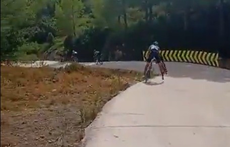Vuelta a España 2026: Queda e momentos de tensão no local onde Tadej Pogacar quase caiu, assista os vídeos 2 girodociclismo.com.br imagens revelam momentos de tensao na vuelta a espana no local onde tadej pogacar quase caiu assista os videos image 3