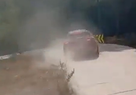 Vuelta a España 2026: Queda e momentos de tensão no local onde Tadej Pogacar quase caiu, assista os vídeos 3 girodociclismo.com.br imagens revelam momentos de tensao na vuelta a espana no local onde tadej pogacar quase caiu assista os videos image