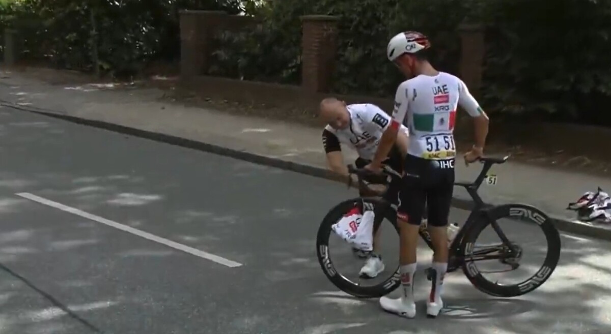 Isaac del Toro sofre queda em seu retorno após o Tour de France, ciclista cai devido a bolsa de alimentação, assista o vídeo 2 girodociclismo.com.br isaac del toro sofre queda em prova que marca seu retorno apos o tour de france assista o video image 1
