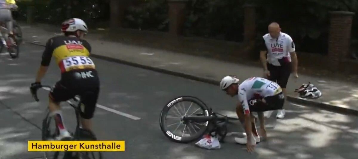 Isaac del Toro sofre queda em seu retorno após o Tour de France, ciclista cai devido a bolsa de alimentação, assista o vídeo 1 girodociclismo.com.br isaac del toro sofre queda em prova que marca seu retorno apos o tour de france assista o video image