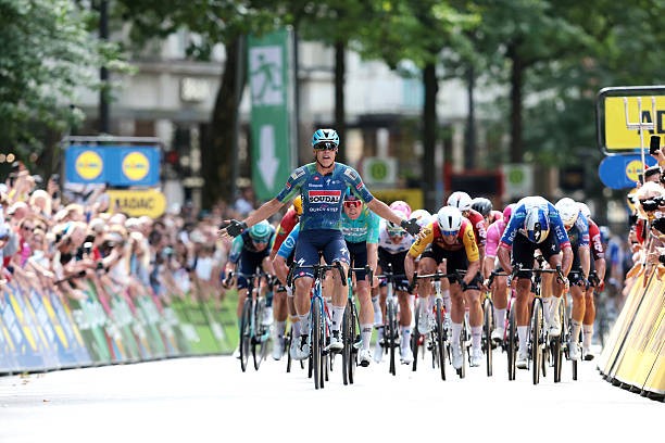girodociclismo.com.br paul magnier supera os rivais e vence a adac cyclassics image 11