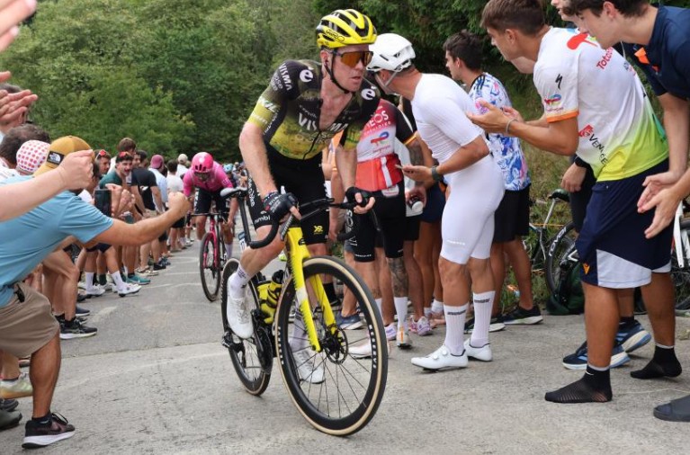 Ciclista da Visma-Lease a Bike top 3 no Tour de France anuncia aposentadoria após a Vuelta 1 girodociclismo.com.br um dos principais ciclistas da visma lease a bike anuncia aposentadoria ainda tenho um grand tour a disputar image