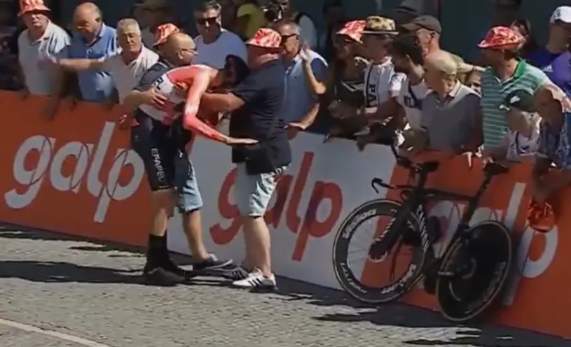 girodociclismo.com.br volta a portugal espectador pula grades e auxilia ciclista apos queda assista o video image