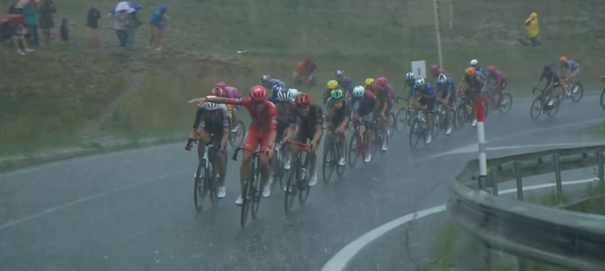 Vuelta a España 2026: chuva de granizo cancela a 3ª etapa, Tadej Pogacar pede o encerramento, assista os vídeos 2 girodociclismo.com.br vuelta a espana 2026 3a etapa e cancelada devido a chuva de granizo tadej pogacar pediu o encerramento da etapa assista os videos image