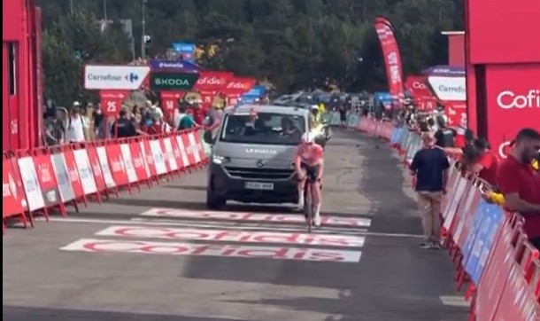 girodociclismo.com.br vuelta a espana 2026 ciclista do world tour sofre graves lesoes apos queda e abandona a competicao assista o video image 1