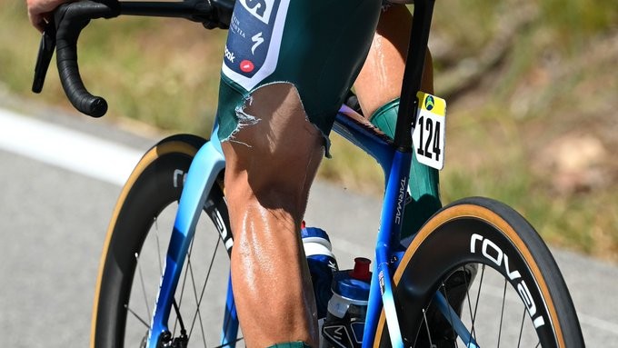 Vuelta a España 2026: Ciclista recorta uniforme durante a etapa e revela motivo inusitado, assista o vídeo 1 girodociclismo.com.br vuelta a espana 2026 ciclista revela motivo inusitado para recortar o uniforme assista o video image 3