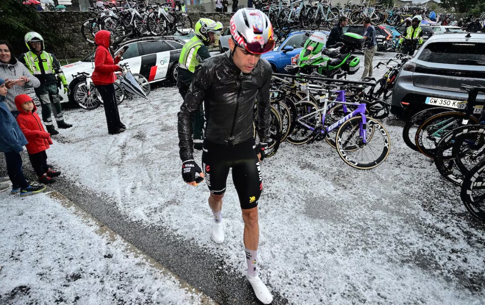Vuelta a España 2026: como a tempestade de granizo cancelou a 3ª etapa, confira as imagens impressionantes 3 girodociclismo.com.br vuelta a espana 2026 como ocorreu o cancelamento da 3a etapa confira imagens ineditas image 2