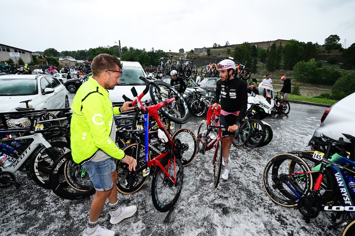 Vuelta a España 2026: como a tempestade de granizo cancelou a 3ª etapa, confira as imagens impressionantes 2 girodociclismo.com.br vuelta a espana 2026 como ocorreu o cancelamento da 3a etapa confira imagens ineditas image 4