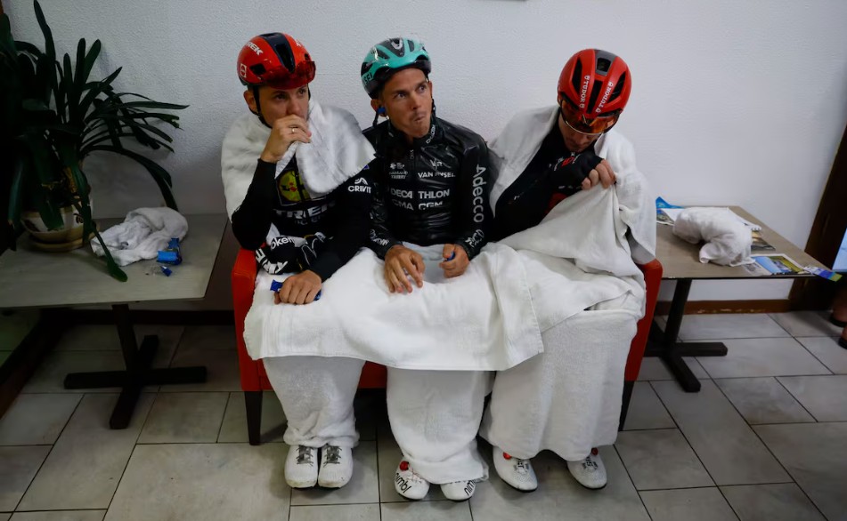 Vuelta a España 2026: como a tempestade de granizo cancelou a 3ª etapa, confira as imagens impressionantes 7 girodociclismo.com.br vuelta a espana 2026 como ocorreu o cancelamento da 3a etapa confira imagens ineditas image 5