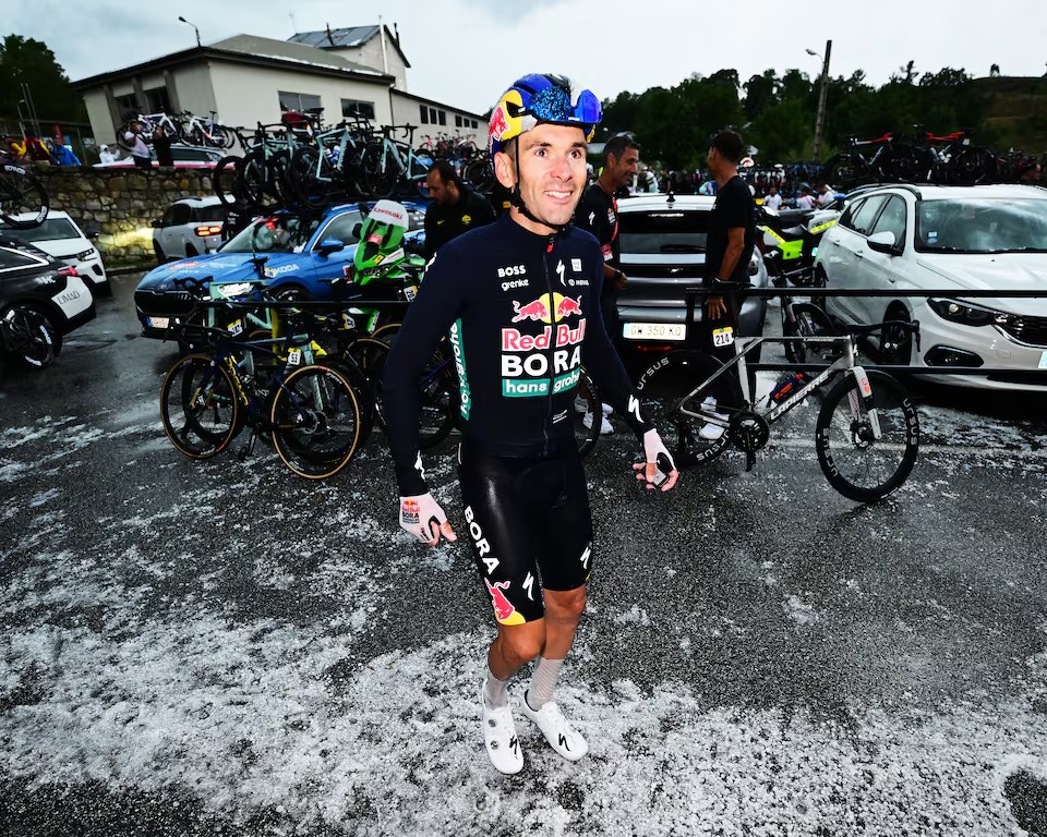 Vuelta a España 2026: como a tempestade de granizo cancelou a 3ª etapa, confira as imagens impressionantes 5 girodociclismo.com.br vuelta a espana 2026 como ocorreu o cancelamento da 3a etapa confira imagens ineditas image 6