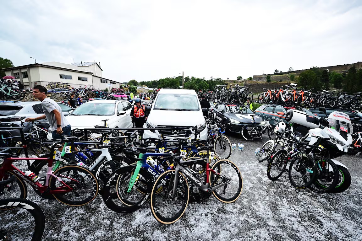 Vuelta a España 2026: como a tempestade de granizo cancelou a 3ª etapa, confira as imagens impressionantes 4 girodociclismo.com.br vuelta a espana 2026 como ocorreu o cancelamento da 3a etapa confira imagens ineditas image 7