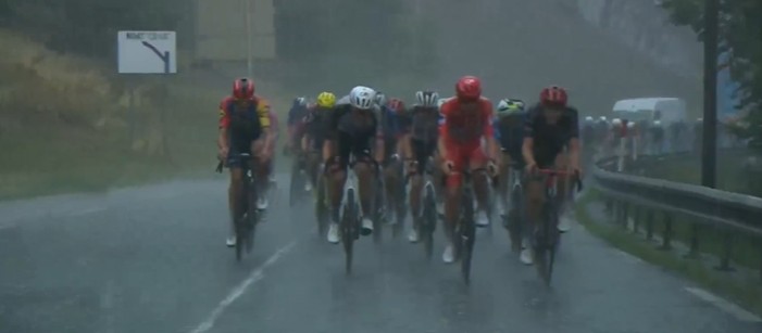 Vuelta a España 2026: chuva de granizo cancela a 3ª etapa, Tadej Pogacar pede o encerramento, assista os vídeos 1 girodociclismo.com.br vuelta a espana 2026 matthew brennan vence a 3a etapa tadej pogacar mantem a lideranca confira os resultados e a chegada image 14