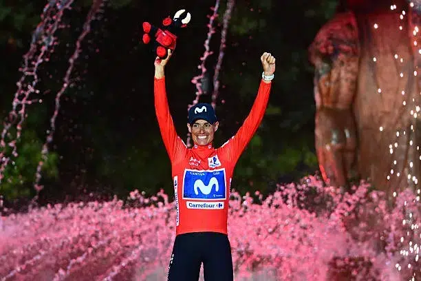 Campeã da Vuelta a España anuncia saída UAE "hora de correr com uma equipe que possa me acompanhar" 3 girodociclismo.com.br campea da vuelta a espana deixa a uae apos a movistar pagar multa de e 100 000 pela antecipacao da rescisao enric mas podio final vuelta