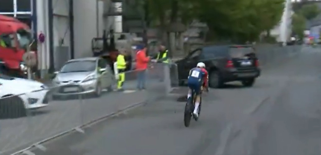girodociclismo.com.br carros invadem percurso e quase falhas de seguranca assustam durante contrarrelogio na sauerlandrundfahrt image 4