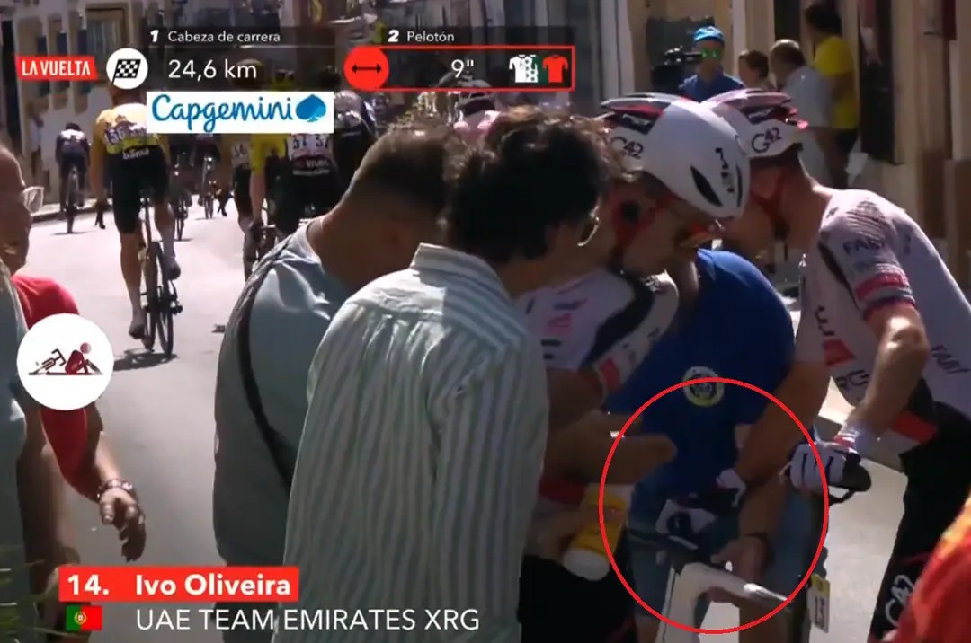girodociclismo.com.br ciclista da uae emirates impede de forma brusca roubo de garrafa no momento da queda de ivo oliveira aasista o video image