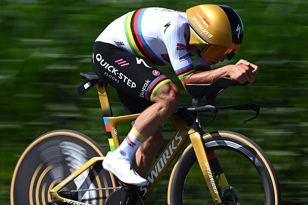 girodociclismo.com.br especialistas explicam dominio de remco evenepoel no contrarrelogio o triangulo entre as maos ombros e cabeca e muito pequeno image